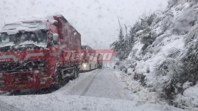 Σαρώνει η χιονοθύελλα τα ορεινά της Αχαΐας: 34 επιβάτες λεωφορείου εγκλωβισμένοι εδώ και δύο ώρες - Ακινητοποιημένα πολλά οχήματα - Φωτογραφία 2