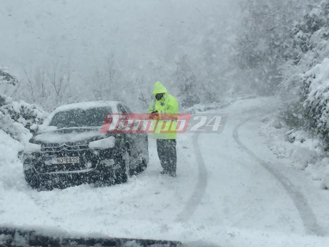 Σαρώνει η χιονοθύελλα τα ορεινά της Αχαΐας: 34 επιβάτες λεωφορείου εγκλωβισμένοι εδώ και δύο ώρες - Ακινητοποιημένα πολλά οχήματα - Φωτογραφία 3