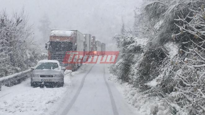 Σαρώνει η χιονοθύελλα τα ορεινά της Αχαΐας: 34 επιβάτες λεωφορείου εγκλωβισμένοι εδώ και δύο ώρες - Ακινητοποιημένα πολλά οχήματα - Φωτογραφία 4