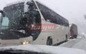 Σαρώνει η χιονοθύελλα τα ορεινά της Αχαΐας: 34 επιβάτες λεωφορείου εγκλωβισμένοι εδώ και δύο ώρες - Ακινητοποιημένα πολλά οχήματα