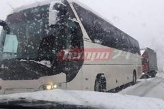 Σαρώνει η χιονοθύελλα τα ορεινά της Αχαΐας: 34 επιβάτες λεωφορείου εγκλωβισμένοι εδώ και δύο ώρες - Ακινητοποιημένα πολλά οχήματα