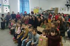 Ο Σύλλογος ΑΕΤΙΝΩΝ ΑΘΗΝΑΣ μοίρασε χαμόγελα και δώρα στους μαθητές του δημοτικού Σχολείου (ΦΩΤΟ)