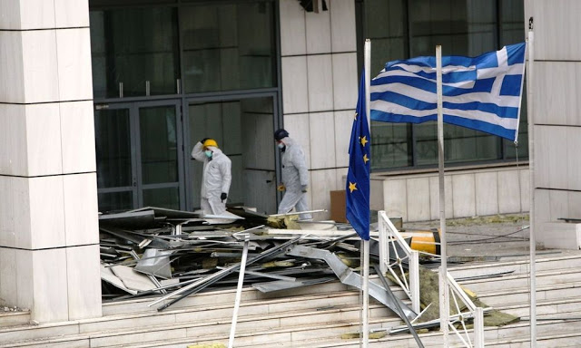 Βομβιστική επίθεση στο Εφετείο Αθηνών - Πυροβόλησαν και αστυνομικό (ΦΩΤΟ & ΒΙΝΤΕΟ) - Φωτογραφία 1