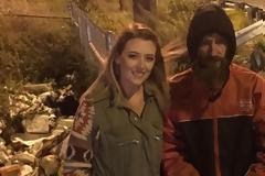 Απίστευτο! Ένας άστεγος έδωσε τα τελευταία του χρήματα σε μια άγνωστη! Τι έκανε αυτή  για να τον ξεπληρώσει;