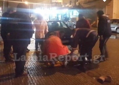 Λαμία: Αυτοκίνητο παρέσυρε μάνα με παιδί στην αγκαλιά της [photo] - Φωτογραφία 1