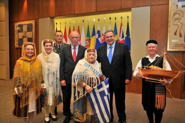 Χριστουγεννιάτικα κάλαντα στην πολιτική και στρατιωτική ηγεσία του ΥΠΕΘΑ - Φωτογραφία 10