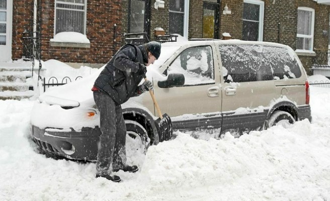 Μητέρα και παιδί πεθαίνουν ενώ ο πατέρας αφαιρούσε το χιόνι γύρω από το αυτοκίνητο… - Φωτογραφία 1