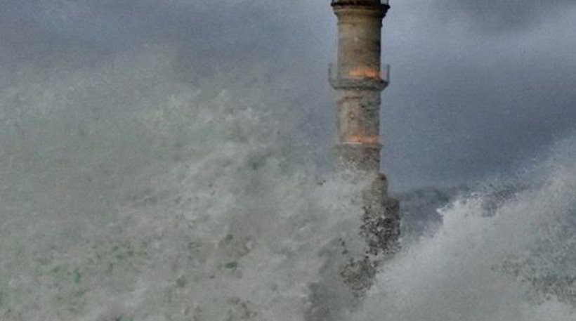 Κακοκαιρία δείχνει τα «δόντια» της Λιμάνι Χανίων: Πελώρια κύματα από τους ανέμους - Φωτογραφία 1