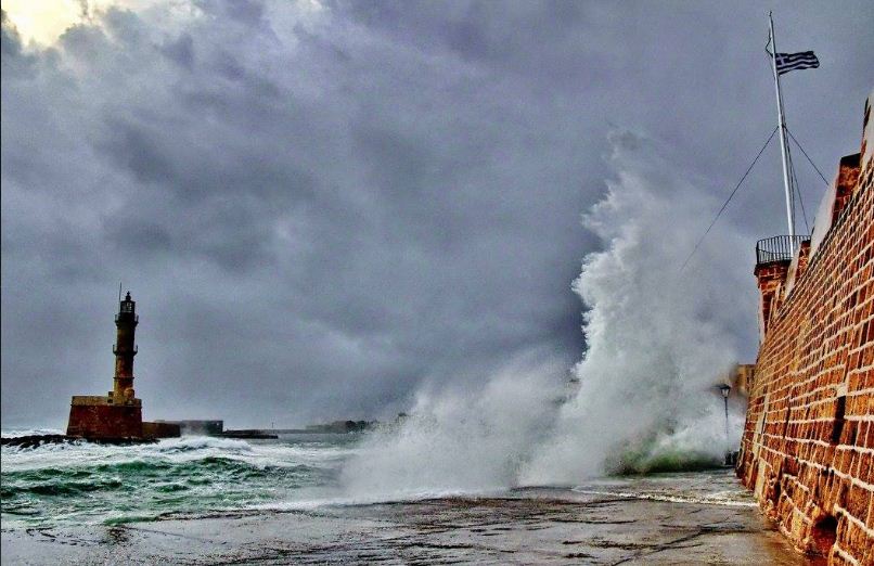 Κακοκαιρία δείχνει τα «δόντια» της Λιμάνι Χανίων: Πελώρια κύματα από τους ανέμους - Φωτογραφία 3