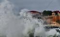 Κακοκαιρία δείχνει τα «δόντια» της Λιμάνι Χανίων: Πελώρια κύματα από τους ανέμους - Φωτογραφία 2