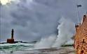 Κακοκαιρία δείχνει τα «δόντια» της Λιμάνι Χανίων: Πελώρια κύματα από τους ανέμους - Φωτογραφία 3