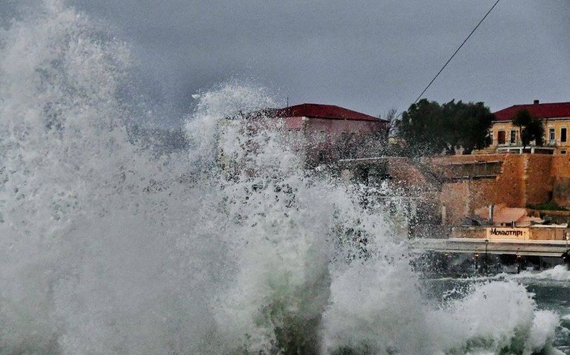 Κακοκαιρία δείχνει τα «δόντια» της Λιμάνι Χανίων: Πελώρια κύματα από τους ανέμους - Φωτογραφία 2