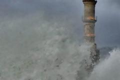 Κακοκαιρία δείχνει τα «δόντια» της Λιμάνι Χανίων: Πελώρια κύματα από τους ανέμους