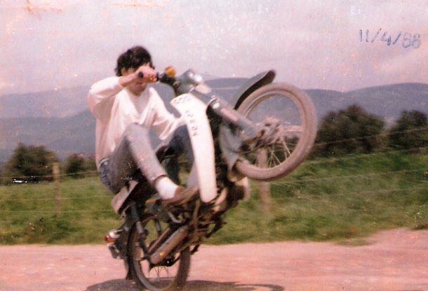 Τα θρυλικά παπάκια των 80s. Τα πειραγμένα 72αρια, οι κομμένες ποδιές και οι «λασπωτήρες». Το μηχανάκι που σημάδεψε μια δεκαετία - Φωτογραφία 2