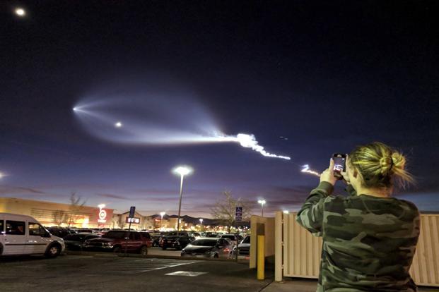 Μυστηριώδες φωτεινό ιπτάμενο αντικείμενο ξεσήκωσε τους κατοίκους του Λος Άντζελες που έκαναν λόγο για εισβολή εξωγήινων..[Βίντεο] - Φωτογραφία 1