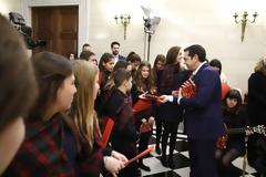 Μαθητές είπαν τα χριστουγεννιάτικα κάλαντα στον Αλέξη Τσίπρα (ΦΩΤΟ)