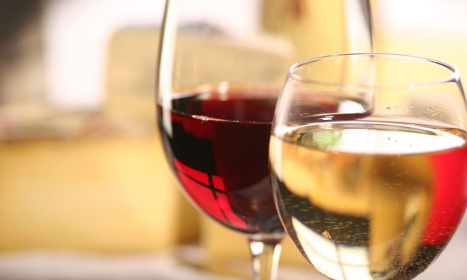 Χριστουγεννιάτικο τραπέζι: Λευκό ή κόκκινο κρασί; Τι προσφέρει το καθένα - Φωτογραφία 1