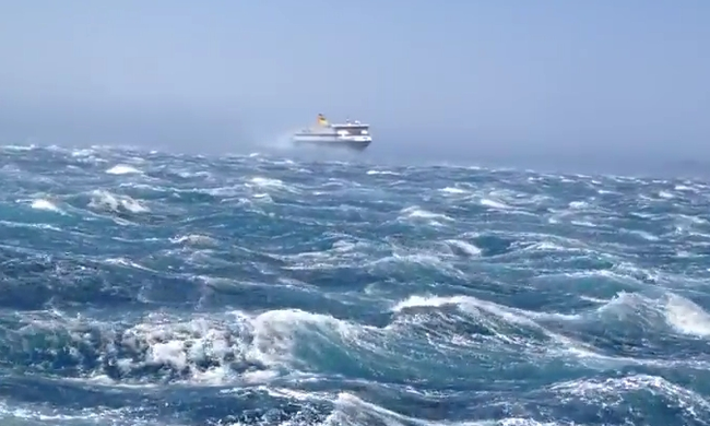 To Blue Star Naxos προσεγγίζει τη Νάξο - Μέσα σε κύματα θηρία [video] - Φωτογραφία 1
