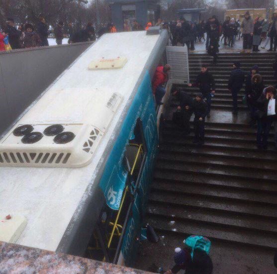 Λεωφορείο έπεσε σε υπόγεια διάβαση πεζών στην Μόσχα - Φωτογραφία 1