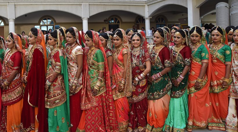 Οπτικό υπερθέαμα Πανδαισία χρωμάτων: 251 νύφες σε μαζικό γάμο στην Ινδία! - Φωτογραφία 1