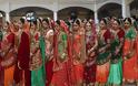 Οπτικό υπερθέαμα Πανδαισία χρωμάτων: 251 νύφες σε μαζικό γάμο στην Ινδία!