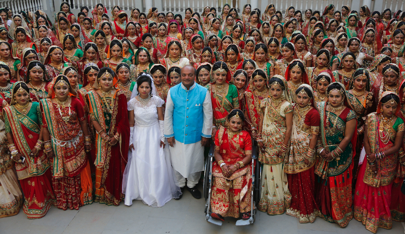 Εμπορος διαμαντιών πάντρεψε 251 ζευγάρια στην Ινδία και τους χάρισε πανάκριβα δώρα - Φωτογραφία 2