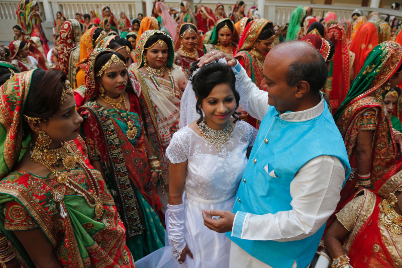 Εμπορος διαμαντιών πάντρεψε 251 ζευγάρια στην Ινδία και τους χάρισε πανάκριβα δώρα - Φωτογραφία 4