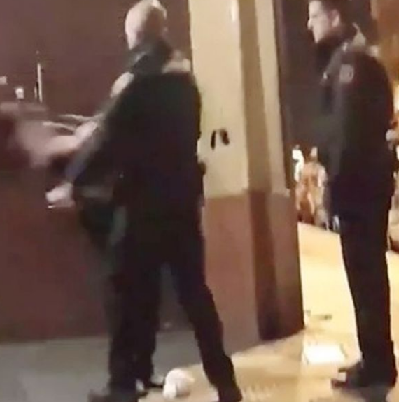 Ισπανία: Αστυνομικός χαστουκίζει και ρίχνει στο έδαφος μια γυναίκα - Φωτογραφία 2