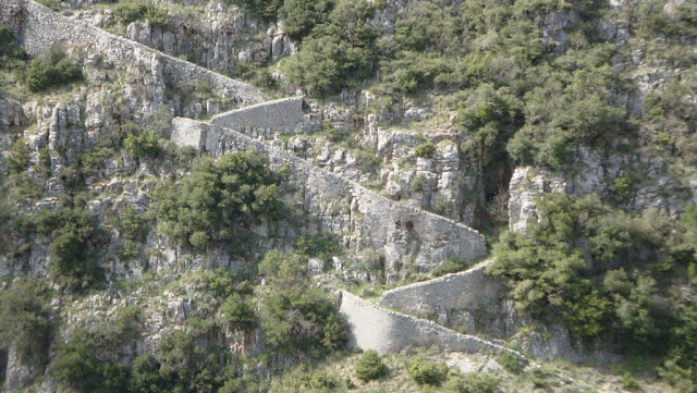 Η περίφημη Σκάλα του Βραδέτου στα Ζαγοροχώρια, που χρειάστηκε 20 χρόνια να κτιστεί - Φωτογραφία 3