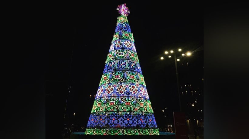 Αφρικανός προσπάθησε να κατεβάσει σταυρό από χριστουγεννιάτικο δέντρο στο Μιλάνο Στην Piazza Duca d'Aosta - Φωτογραφία 1