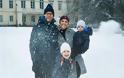 Η χριστουγεννιάτικη κάρτα της βασιλικής οικογένειας της Σουηδίας με το πορτρέτο τους στα χιόνια