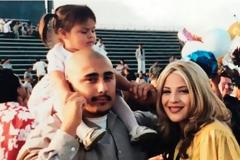 Μικρό κορίτσι ποζάρει με τους νεαρούς γονείς της - 17 Χρόνια αργότερα, κοιτά πιο προσεκτικά τη φωτογραφία και παθαίνει σοκ