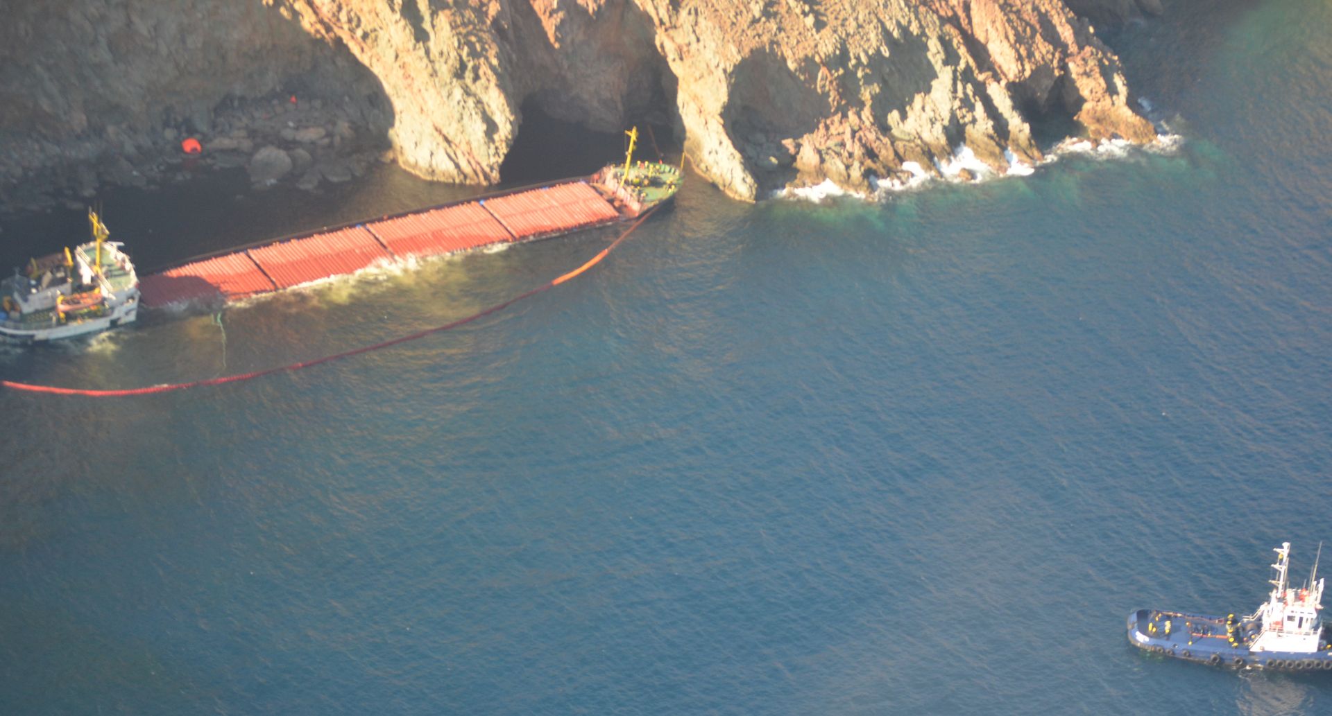 Μύκονος: Πλωτά φράγματα 200 μέτρων για τη ρύπανση από το ναυάγιο στο Τραγονήσι - Φωτογραφία 2