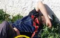 Σοκάρει το θέαμα: Νεαρός σε ημιλυπόθυμη κατάσταση με την σύριγγα καρφωμένη στο χέρι στο Μενίδι - [Σκληρές εικόνες] - Φωτογραφία 1