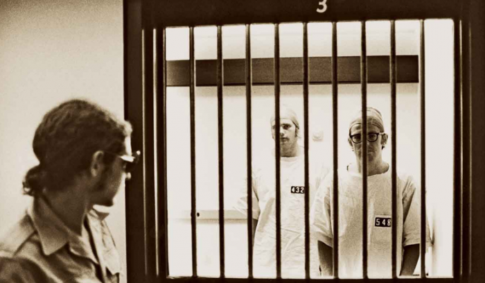 Το πείραμα των φυλακών του Στάνφορντ: το πιο σαδιστικό «αστείο» στην ιστορία φανέρωσε το τέρας που κρύβουμε μέσα μας - Φωτογραφία 4