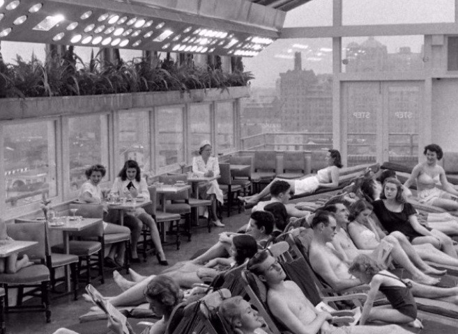 Ηλιοθεραπεία στο Sun Cafe, μέσα στο καταχείμωνο του 1948 (pics) - Φωτογραφία 1