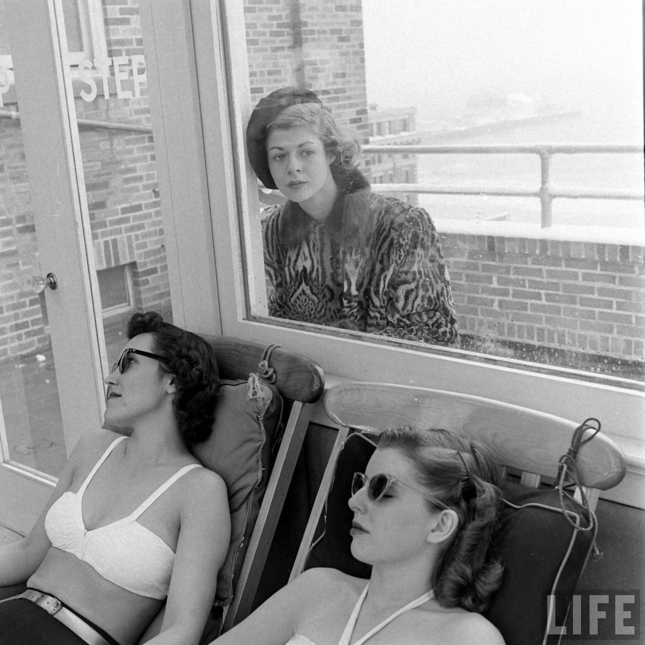 Ηλιοθεραπεία στο Sun Cafe, μέσα στο καταχείμωνο του 1948 (pics) - Φωτογραφία 3
