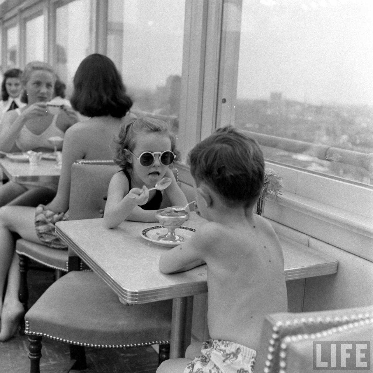 Ηλιοθεραπεία στο Sun Cafe, μέσα στο καταχείμωνο του 1948 (pics) - Φωτογραφία 6