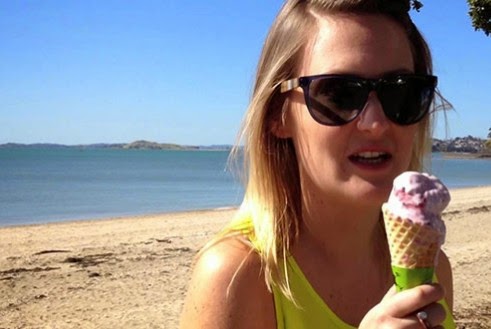 Γυναίκα δέχεται μια αηδιαστική έκπληξη καθώς απολαμβάνει το παγωτό της [Video] - Φωτογραφία 1