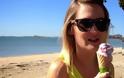 Γυναίκα δέχεται μια αηδιαστική έκπληξη καθώς απολαμβάνει το παγωτό της [Video]