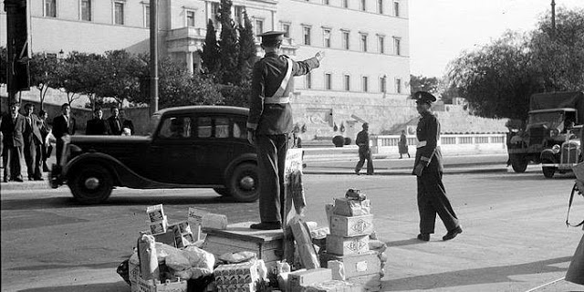 Τα γιορτινά δώρα των τροχονόμων μπροστά στα περίφημα «βαρέλια». Ο κόσμος άφηνε από κρασιά και πατάτες μέχρι θερμοσίφωνες! - Φωτογραφία 3