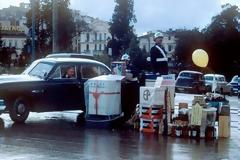 Τα γιορτινά δώρα των τροχονόμων μπροστά στα περίφημα «βαρέλια». Ο κόσμος άφηνε από κρασιά και πατάτες μέχρι θερμοσίφωνες!