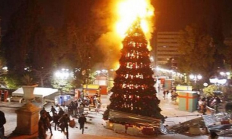 Χριστουγεννιάτικες ευχές με… το φλεγόμενο δέντρο της Αθήνας του 2008 από ισπανικό κόμμα - Φωτογραφία 1