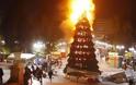Χριστουγεννιάτικες ευχές με… το φλεγόμενο δέντρο της Αθήνας του 2008 από ισπανικό κόμμα