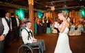 Συγκλονιστικές εικόνες: Δείτε τον τρόπο που βρήκε ανάπηρος άντρας για να χαρίσει στη γυναίκα του ένα χορό... [photos] - Φωτογραφία 7