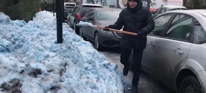 Μπλε χιόνι έριξε στην Αγία Πετρούπολη - Πανικός στους κατοίκους [video] - Φωτογραφία 1