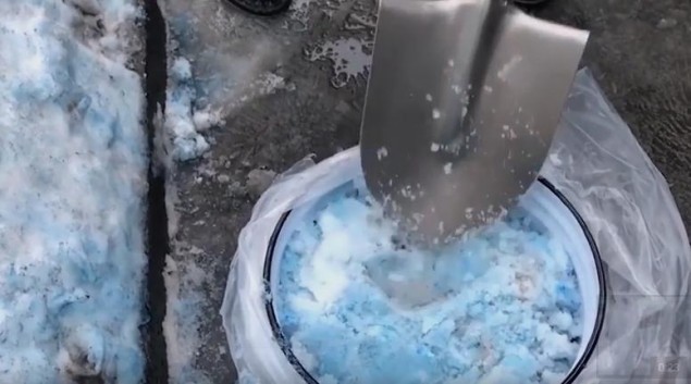 Μπλε χιόνι έριξε στην Αγία Πετρούπολη - Πανικός στους κατοίκους [video] - Φωτογραφία 2