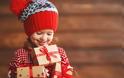 Τα δώρα των γιορτών: Η ειδικός εξηγεί πότε πρέπει να μπουν όρια και γιατί