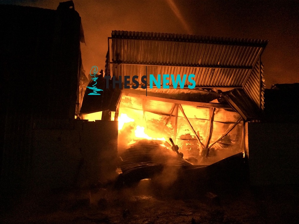 Κάηκε ολοσχερώς εργοστάσιο πλαστικών στη Σίνδο [photos+video] - Φωτογραφία 2