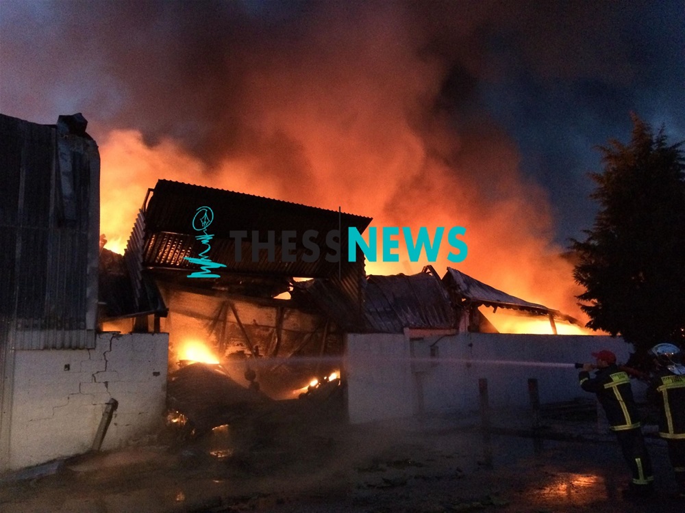 Κάηκε ολοσχερώς εργοστάσιο πλαστικών στη Σίνδο [photos+video] - Φωτογραφία 5